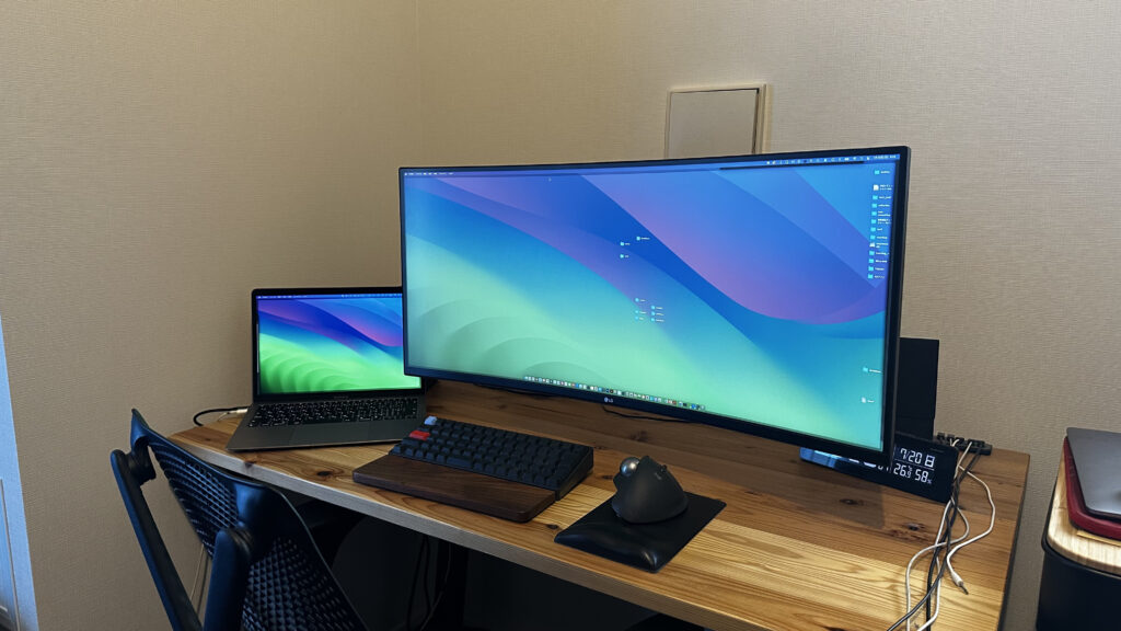 LGの34WP65C-Bをメインに据えた僕のデスク環境の写真