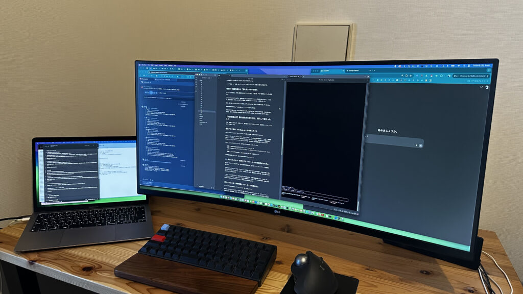 LGの34WP65C-Bをメインに据えた僕のデスク環境の写真